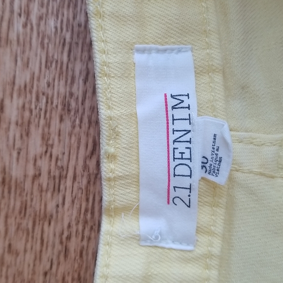 (30W) 2.1 Denim Yellow Summer Vacation Beach Cotton Blend Jean Shorts - Picture 3 of 9